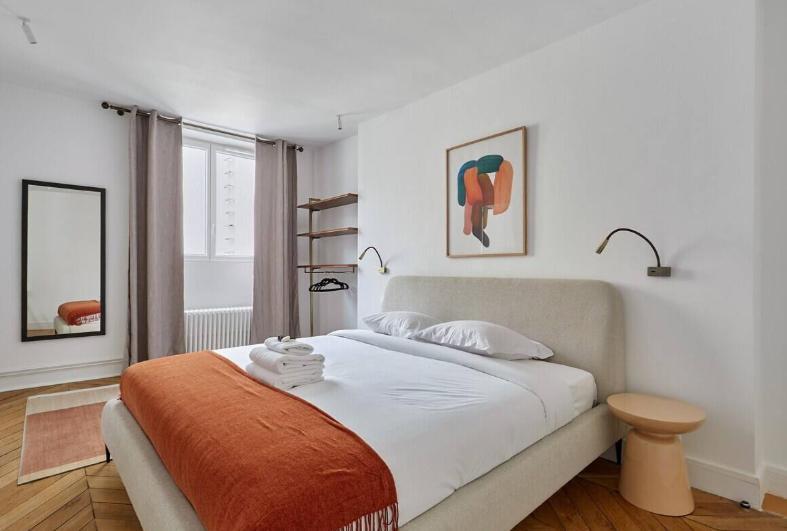 Elegant Two Bedroom In Center Apartment